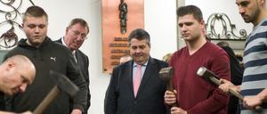 Schmiede mal wieder. Der SPD-Vorsitzende und Bundeswirtschaftsminister Sigmar Gabriel schaut sich an, wie an der Hans-Böckler-Schule in Kreuzberg gearbeitet wird.