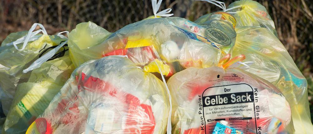 Gelbe Pakete. Vor allem bei Wind reißen die Säcke schnell. Der Inhalt landet auf der Straße.