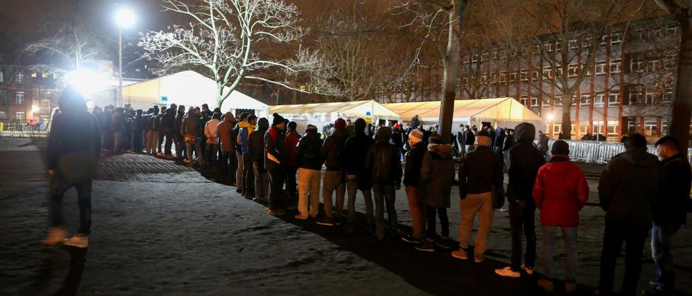 Flüchtlinge vor dem Landesamt für Gesundheit und Soziales (LaGeSo)