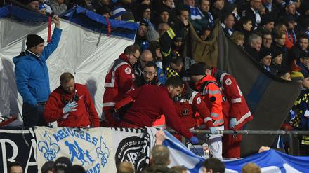 Sanitäter kümmern sich um den zusammengebrochenen Fan von Darmstadt 98.