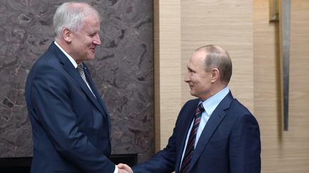 CSU-Chef Horst Seehofer trifft Wladimir Putin in Moskau - die Reise war umstritten.