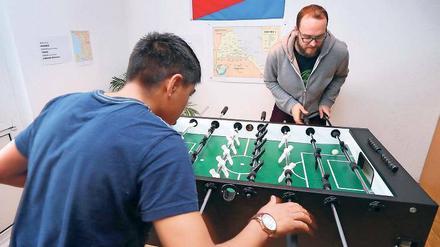 Gib mir den Kick. Sport, Freizeitspaß, Schule – das hilft bei der Integration. In betreuten Notunterkünften wird so was geboten. Doch in Berlin müssen viele Minderjährige allein von Hostel zu Hostel ziehen und haben keinen gesetzlichen Vormund.