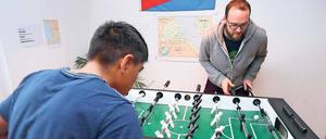 Gib mir den Kick. Sport, Freizeitspaß, Schule – das hilft bei der Integration. In betreuten Notunterkünften wird so was geboten. Doch in Berlin müssen viele Minderjährige allein von Hostel zu Hostel ziehen und haben keinen gesetzlichen Vormund.