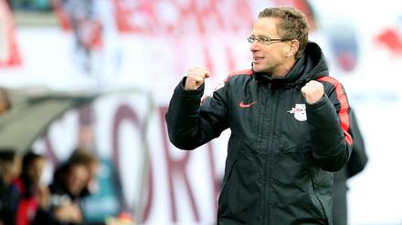 Der Leipziger Cheftrainer Ralf Rangnick jubelt nach dem 3:1 Sieg beim FSV Frankfurt.