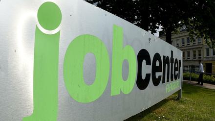 Künftig müssen die Jobcenter - hier eine Niederlassung in Flensburg - noch mehr leisten, wenn der Andrang von Flüchtlingen stärker wird.