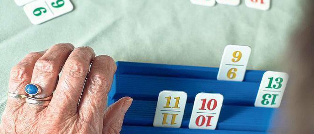 Herausforderung fürs Hirn. Kognitive Anregungen helfen Demenzpatienten, den Geist wach zu halten.