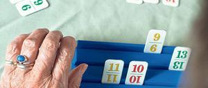 Herausforderung fürs Hirn. Kognitive Anregungen helfen Demenzpatienten, den Geist wach zu halten. 