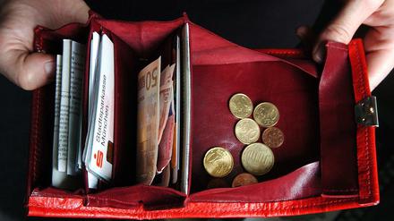 Sollen wir auf das Bargeld verzichten und alles nur noch per Karte zahlen? Manche Experten fänden das richtig.