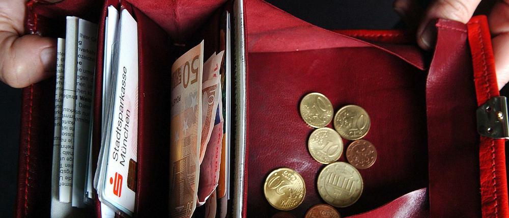 Sollen wir auf das Bargeld verzichten und alles nur noch per Karte zahlen? Manche Experten fänden das richtig.