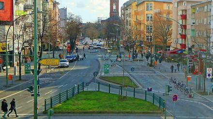Raser ausgebremst. Die Maaßenstraße ist seit Oktober eine „Begegnungszone“ mit Tempo-20-Schildern und verschwenkter Fahrbahn. 