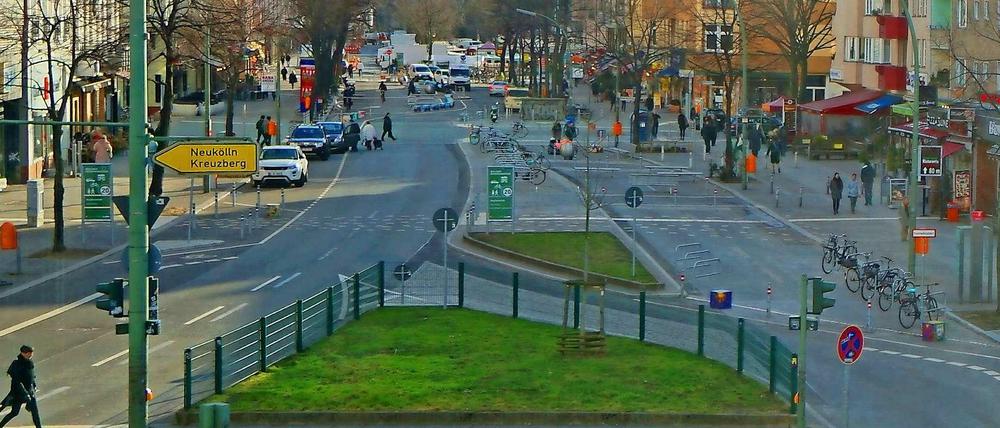 Raser ausgebremst. Die Maaßenstraße ist seit Oktober eine „Begegnungszone“ mit Tempo-20-Schildern und verschwenkter Fahrbahn.