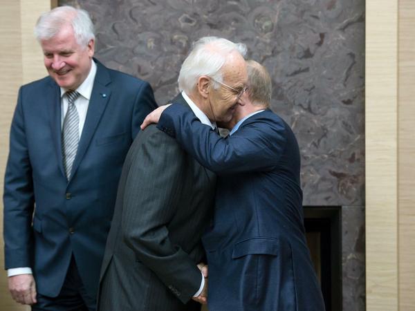 Der russische Präsident Wladimir Putin empfängt den bayerischen Ministerpräsidenten Horst Seehofer und den der ehemaligen bayerische Ministerpräsident Edmund Stoiber in seiner Residenz.