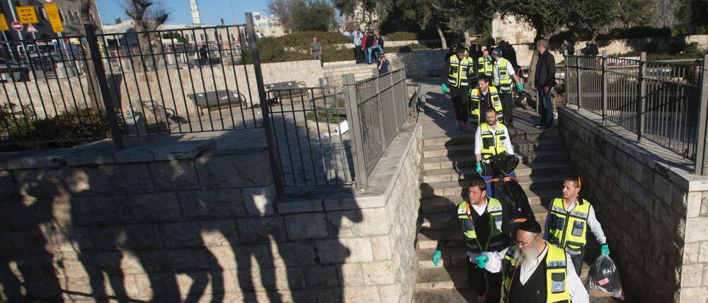 Hilfskräfte nach der Attacke.