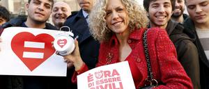 "Es wird Zeit, anständig zu sein", ein Spiel mit dem italienischen Wort für eingetragene Partnerschaft, die "unione civile", steht auf dem Flugblatt, das Senatorin Monica Cirinnà in der Hand hält. Cirinnà, hier mit Schwulen-Aktivisten vor dem Senat, ist Berichterstatterin für den Gesetzentwurf. 