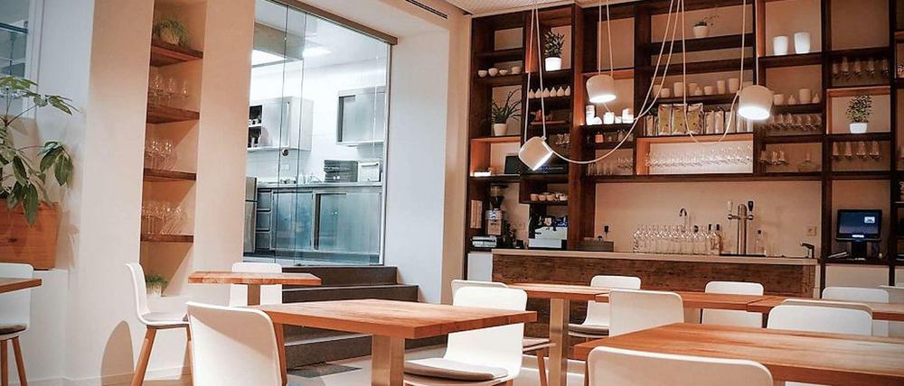Im Erdgeschoss des "Einsunternull" wird mittags gegessen - mit Einblick in die gläserne Küche. Das Abendrestaurant ist einen Stock tiefer, im früheren, nun stilbewusst ausgebauten Keller.