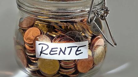 Wer fürs Sparen keine Zinsen bekommt, kann sein Geld gleich unters Kopfkissen oder in den Münztopf legen!