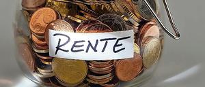 Wer fürs Sparen keine Zinsen bekommt, kann sein Geld gleich unters Kopfkissen oder in den Münztopf legen!