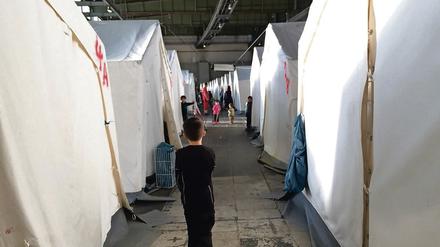 Im Hangargebäude 1 im ehemaligen Flughafen Tempelhof in Berlin ist eine Kleinstadt für Flüchtlinge entstanden.