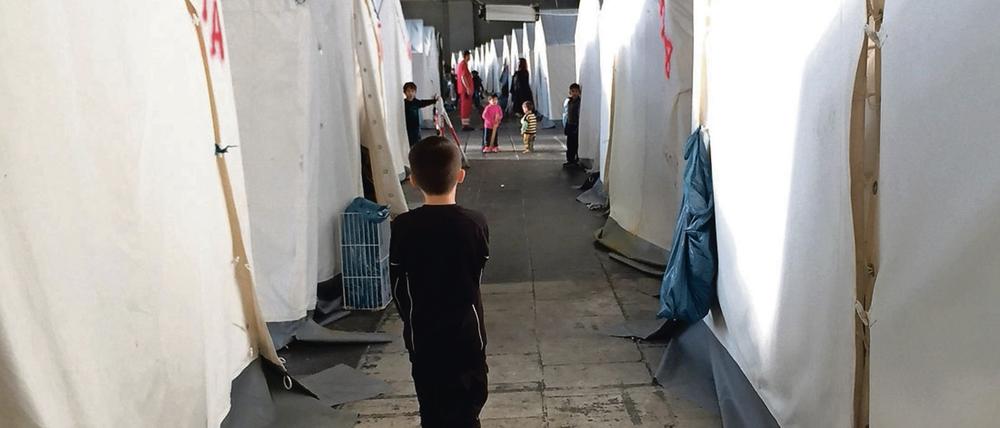 Im Hangargebäude 1 im ehemaligen Flughafen Tempelhof in Berlin ist eine Kleinstadt für Flüchtlinge entstanden.