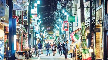 Angesagt, aber entspannt: Eine Straßenszene in Shimokitazawa. Das Viertel im Tokioter Westen ist beliebt bei Studenten und Hipstern. 