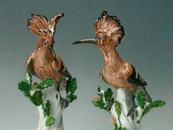 Zwei Wiedehopfe. Der jüdischen Familie Arnhold wurden 1940 zahlreiche Kunstwerke entzogen. 2008 erhielten die Erben unter anderem diese Porzellanfiguren zurück.