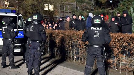 Gegendemonstranten treffen auf die Polizei-Sperre im Plattenbaukiez am Schlaatz.