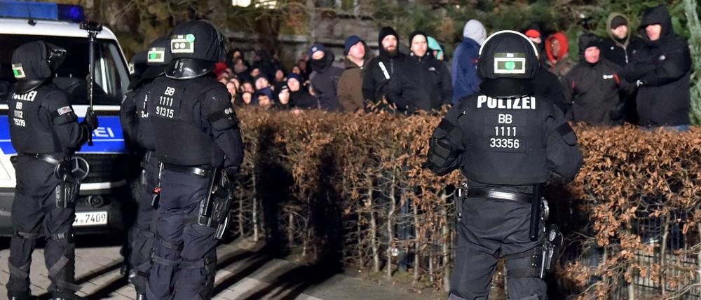 Gegendemonstranten treffen auf die Polizei-Sperre im Plattenbaukiez am Schlaatz.