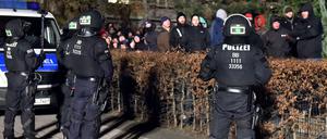 Gegendemonstranten treffen auf die Polizei-Sperre im Plattenbaukiez am Schlaatz.