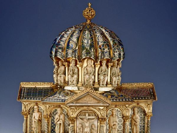 Kuppelreliquiar. Teil des Welfenschatzes im Kunstgewerbemuseum.