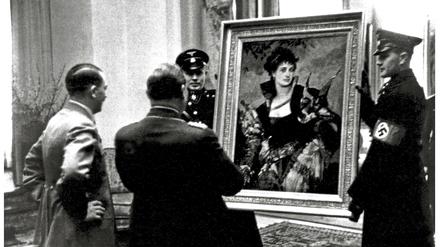 Besitzerwechsel. Adolf Hitler lässt Hermann Göring zu dessen Geburtstag 1938 das Gemälde „Die Falknerin“ von Hans Makart überreichen.