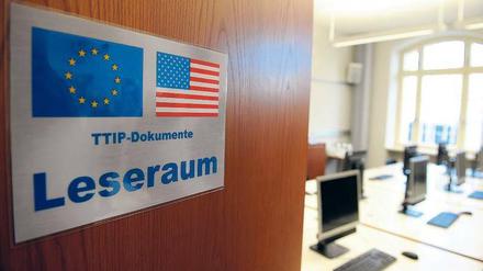 Acht Computer, eine Kommode mit Wörterbüchern. Das ist der Leseraum im Bundeswirtschaftsministerium, in dem Abgeordnete ab Montag geheime Verhandlungsdokumente einsehen können. 