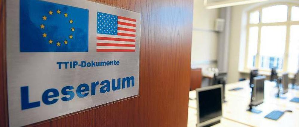 Acht Computer, eine Kommode mit Wörterbüchern. Das ist der Leseraum im Bundeswirtschaftsministerium, in dem Abgeordnete ab Montag geheime Verhandlungsdokumente einsehen können. 