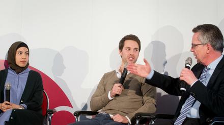 Bundesinnenminister Thomas de Maizière im Gespräch mit den YouTubern Nemi El-Hassan und Mirko Drotschmann, die im Internet Teile der "Begriffswelt Islam" erklären.