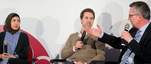 Bundesinnenminister Thomas de Maizière im Gespräch mit den YouTubern Nemi El-Hassan und Mirko Drotschmann, die im Internet Teile der "Begriffswelt Islam" erklären.