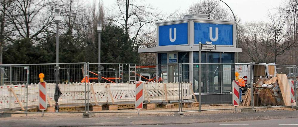 Der Aufzug ist schon in Betrieb, am Zuweg wird noch gearbeitet.