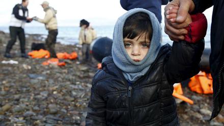 Ein Flüchtlingskind aus Syrien am Strand der griechischen Insel Lesbos.