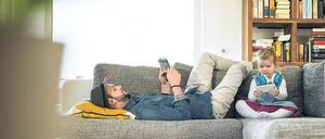 So nicht. Mitarbeiter müssen sich ein ordentliches Büro einrichten und zum Beispiel auch einen ausreichend großen Monitor aufstellen. 