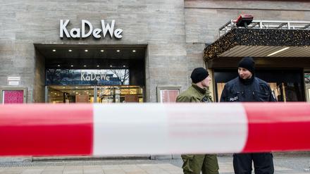 Polizisten stehen im Dezember nach dem spektakulären Juwelier-Raub vor dem Luxuskaufhaus KaDeWe hinter einer Absperrung. 