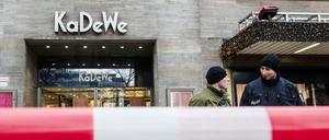 Polizisten stehen im Dezember nach dem spektakulären Juwelier-Raub vor dem Luxuskaufhaus KaDeWe hinter einer Absperrung. 
