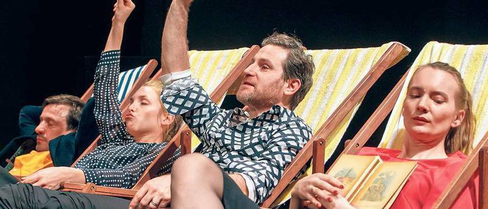 Sonnensüchtig. Niels Heuser, Sina Martens, Lajos Talamonti und Mila Dargies (v.l.) gucken Griechenland-Dias.