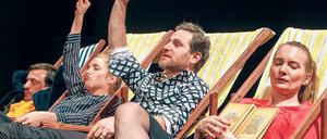 Sonnensüchtig. Niels Heuser, Sina Martens, Lajos Talamonti und Mila Dargies (v.l.) gucken Griechenland-Dias. 