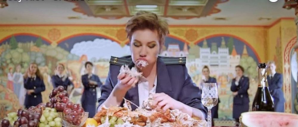 Die Pussy Riot Aktivistinnen sind im neuen Video-Clip in Uniform geschlüpft, um das korrupte System in Russland anzuklagen.
