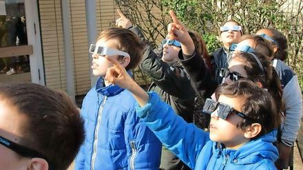 Schaut, da sind die neuen Horträume! Oder doch nicht..., vermutlich nur mal wieder ne' Sonnenfinsternis. Foto aus dem Schulleben...