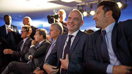 Gianni Infantino (2.v.r.) hatte prominente Unterstützer, hier Luis Figo, José Mourinho, Vladimir Smicer und Fabio Capello (v.r.n.l.).