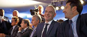 Gianni Infantino (2.v.r.) hatte prominente Unterstützer, hier Luis Figo, José Mourinho, Vladimir Smicer und Fabio Capello (v.r.n.l.).