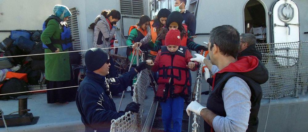 Frontex setzt inzwischen 750 EU-Grenzschützer ein, um bei der Registrierung und Seerettung von Bootsflüchtlingen zu helfen.