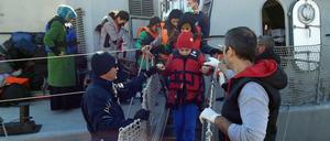 Frontex setzt inzwischen 750 EU-Grenzschützer ein, um bei der Registrierung und Seerettung von Bootsflüchtlingen zu helfen.