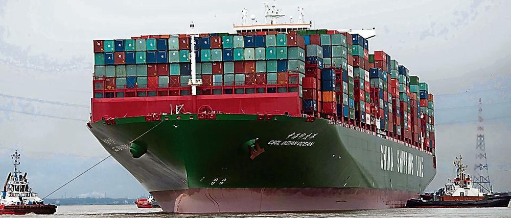 Das rund 400 Meter langes Containerschiff CSCL Indian Ocean liegt in der Elbe bei Stade (Niedersachsen) auf Grund.