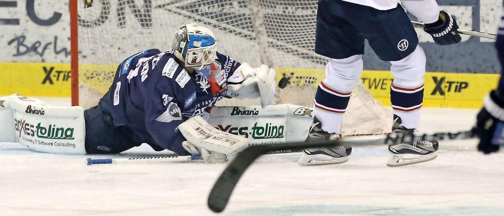 Vehanen ohne Chance: Mauer trifft zum 2:0 für München.