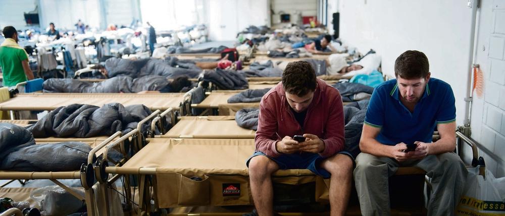 Mit der App HiMate können Flüchtlinge selbst nach Hilfsangeboten von Unternehmen und Initiativen suchen - etwa nach einer kostenlosen Mitgliedschaft im Fußballverein.